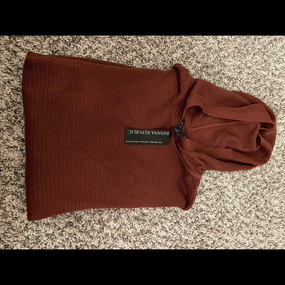 Burnt orange pullover sweatshirt from Banana Republic. Thin fabric.